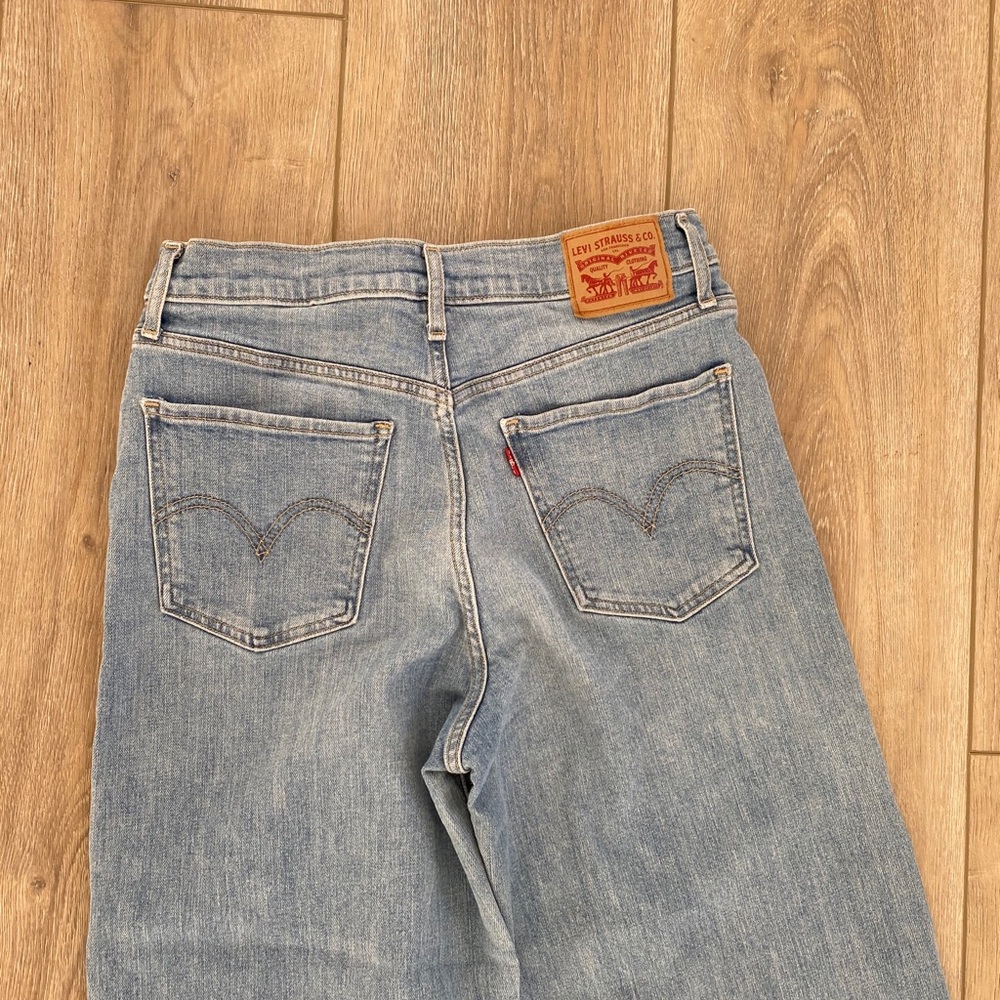 Levi’s Wide Leg - Picture 4 of 5